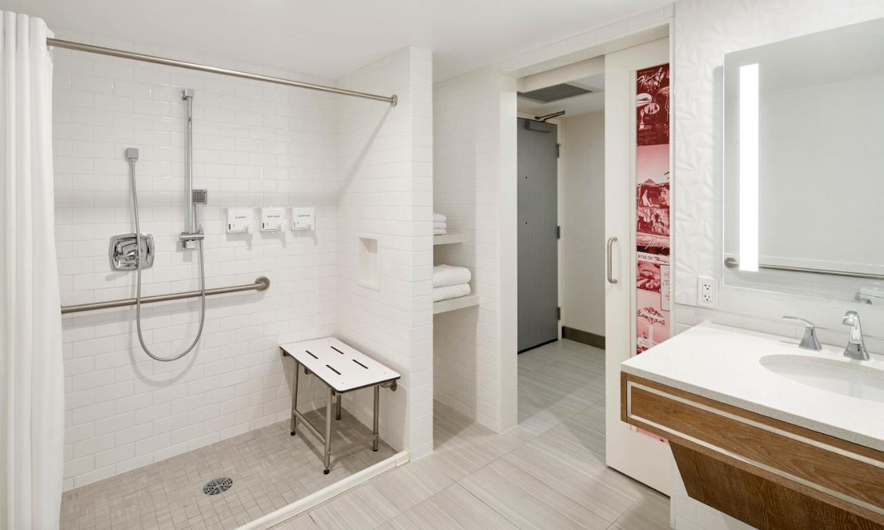 Flamingo Room 2 Queen Non-SmokingRoll Shower
