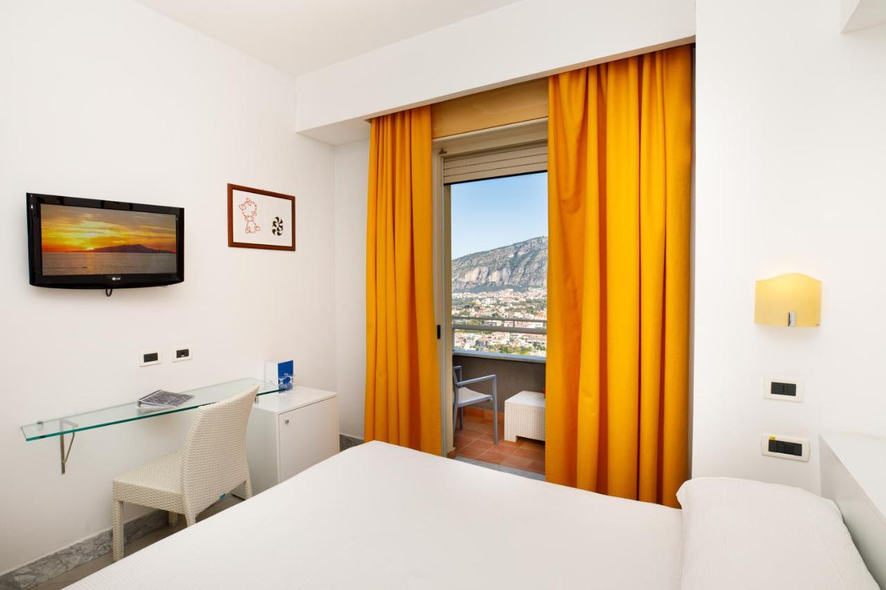 Doppel-/Zweibettzimmer mit seitlichem Meerblick