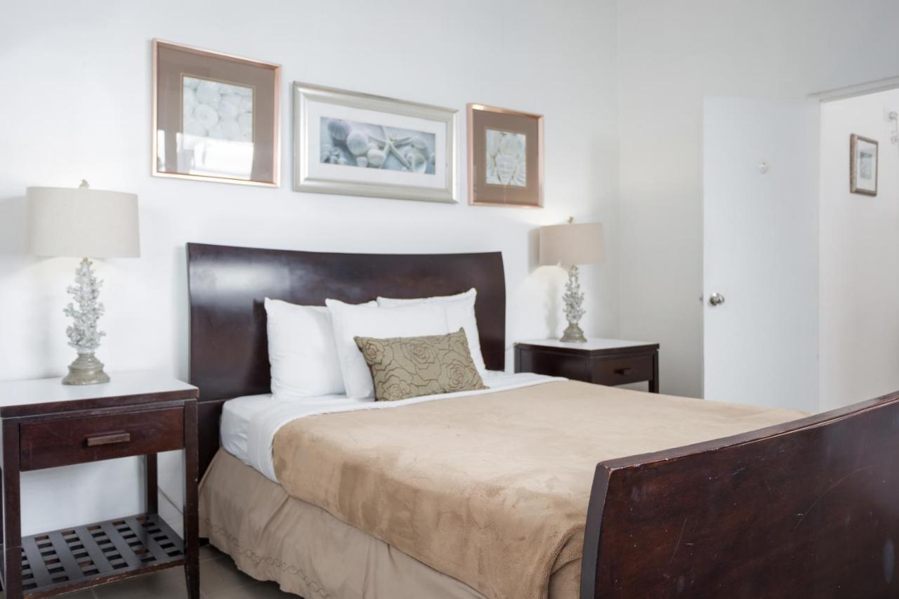 Deluxe Queen Room with Patio View