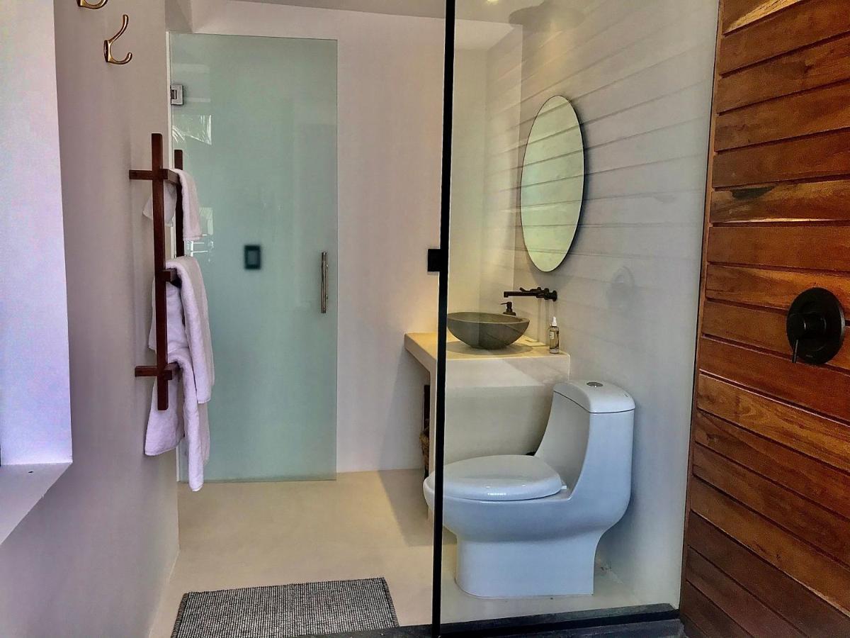 Suite mit Kingsize-Bett und Poolblick