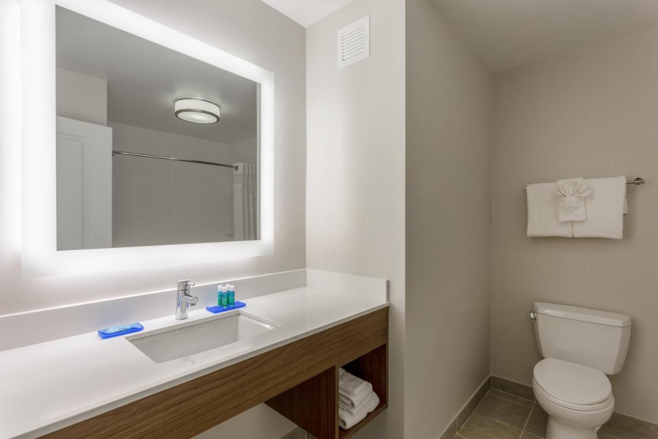Standard Room with Two Queen Beds,1075595323:JPEG