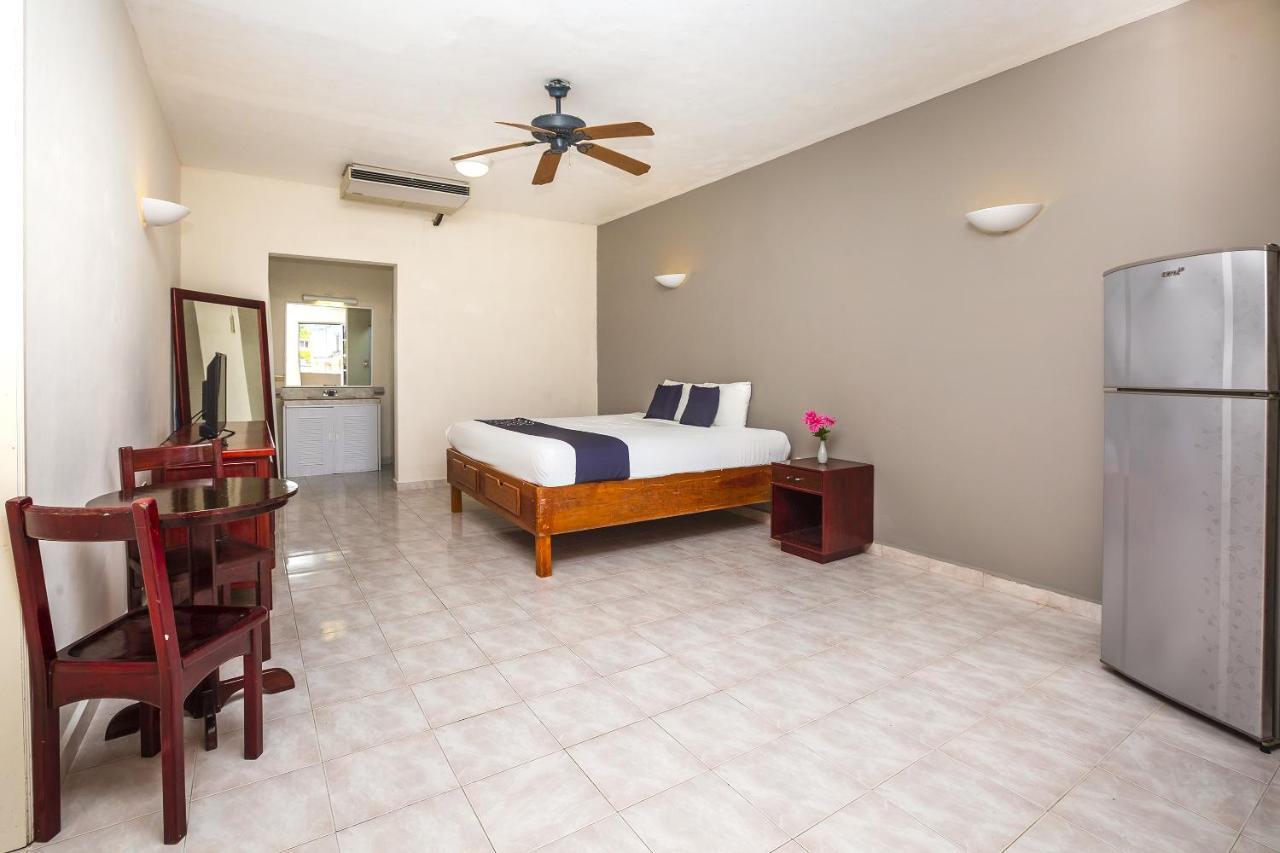 Habitación con cama extragrande.