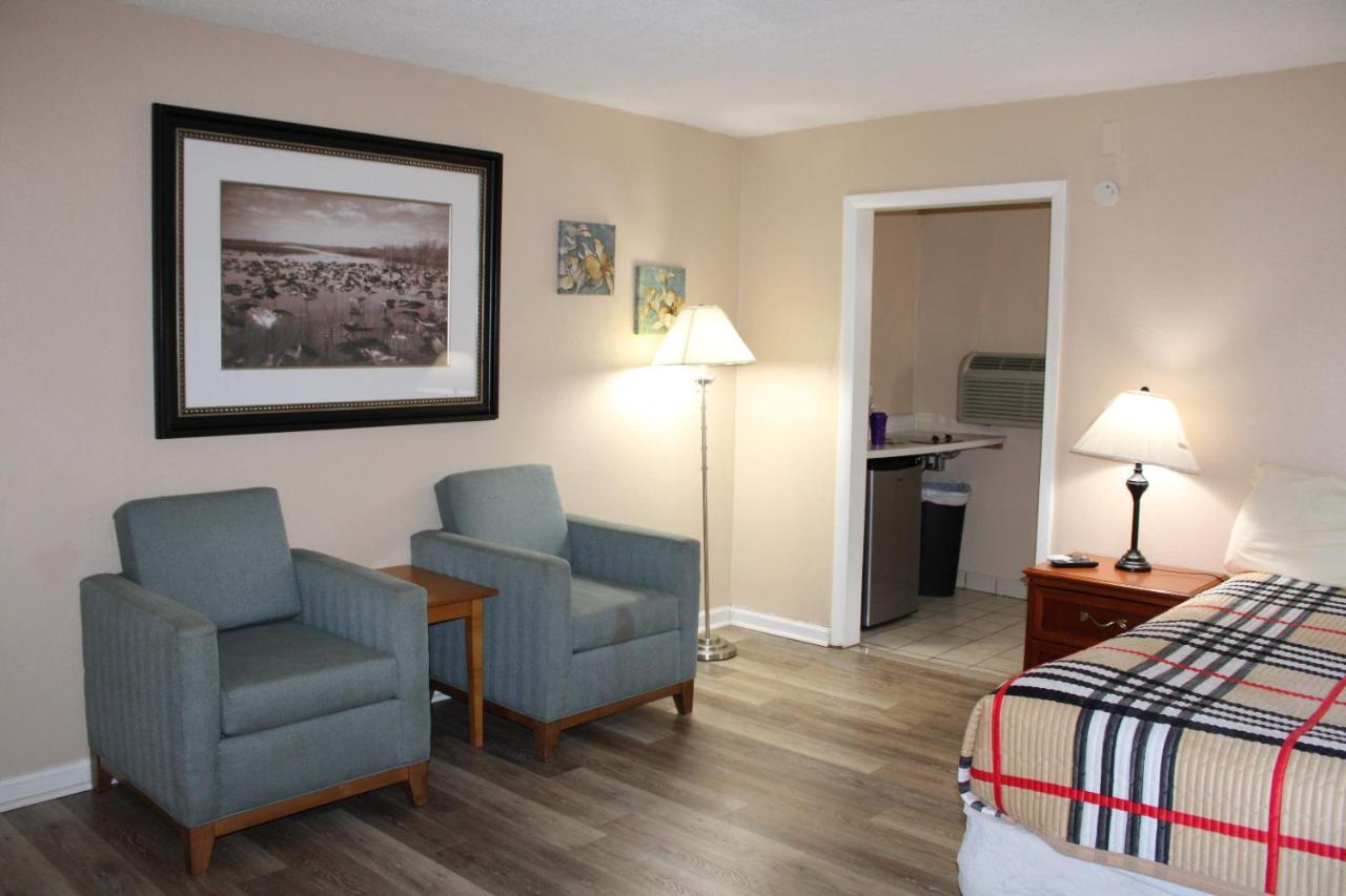 Deluxe Queen Suite