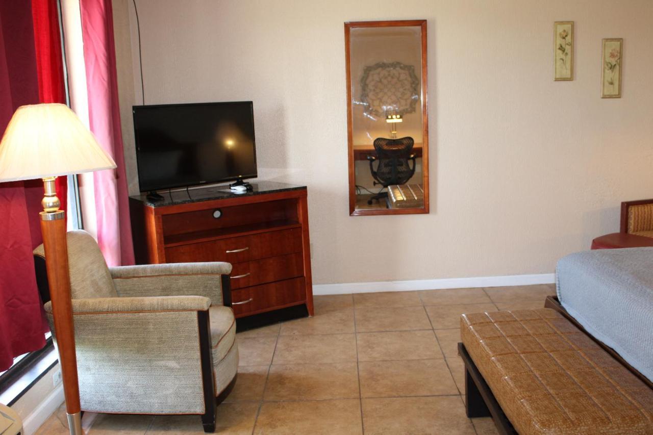 Deluxe Queen Suite
