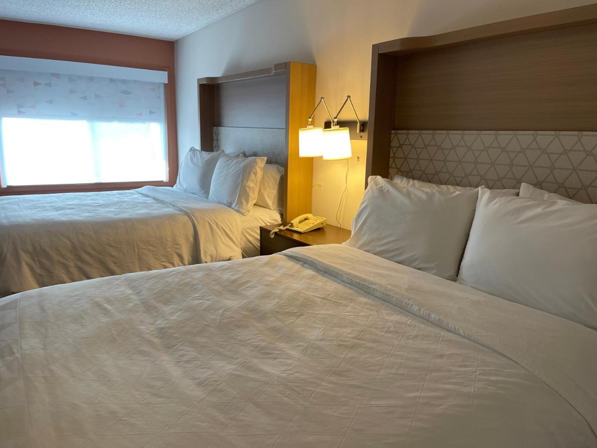 Queen Room with Two Queen Beds - Pool Side,1132405560:JPEG