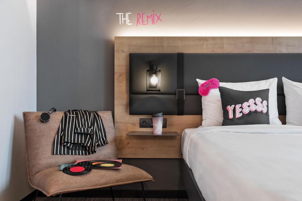 Moxy Standard Guest room 1 Queen