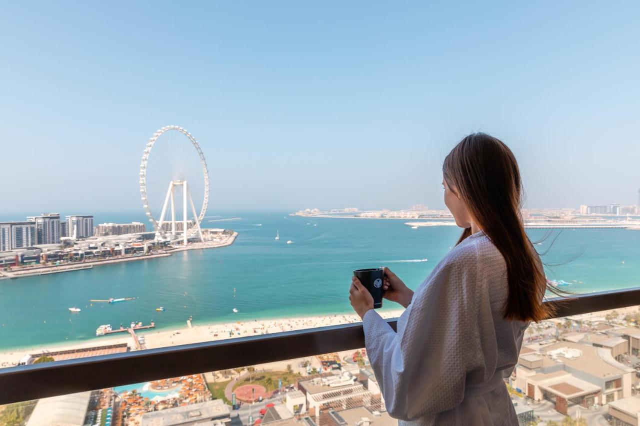 Zimmer mit Kingsize-Bett, Balkon, Zugang zur Lounge und Blick auf die Küste