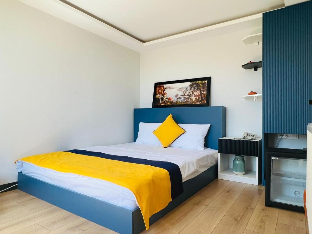 Zimmer mit Queensize-Bett und Meerblick