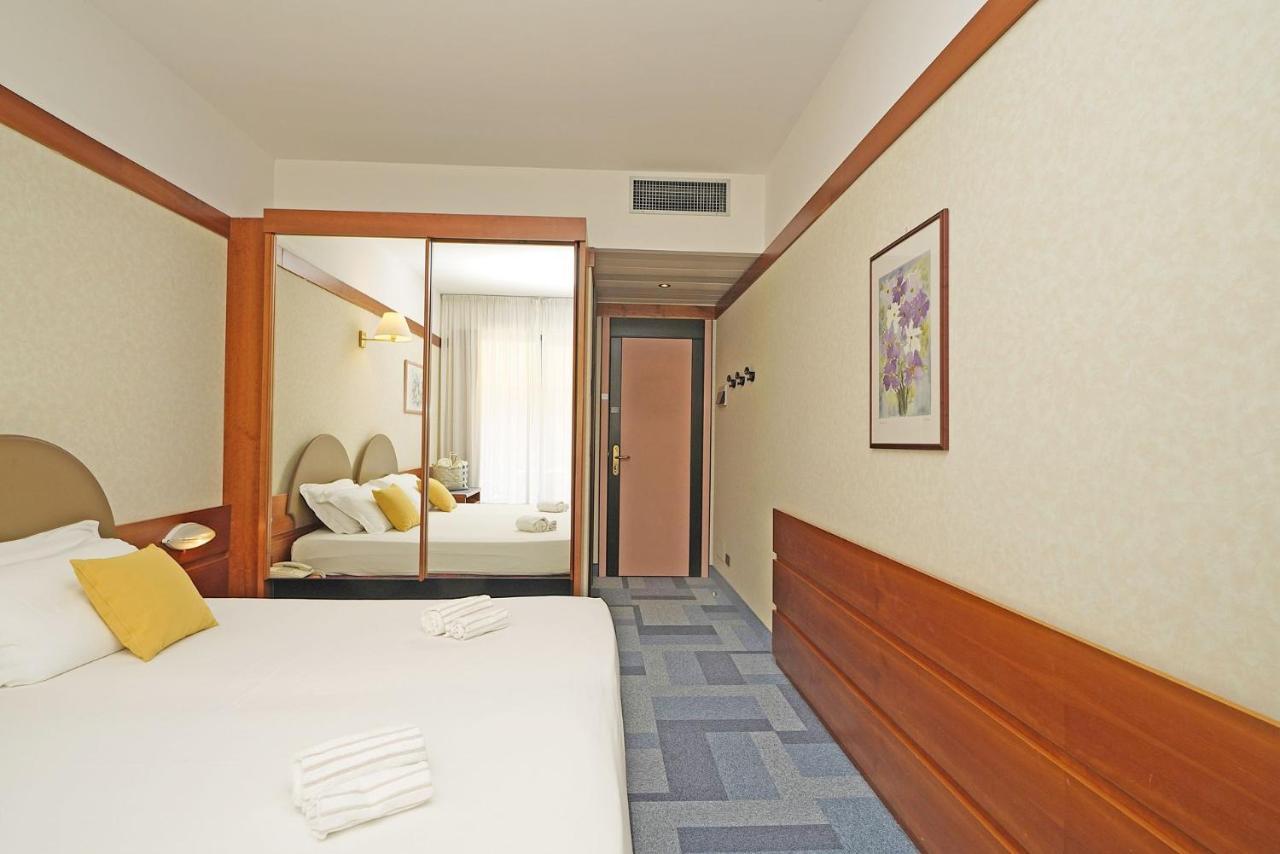 Comfort Twin or Double Room Lateral Lake View