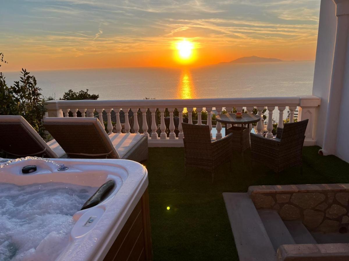 Deluxe Suite Spa Bath