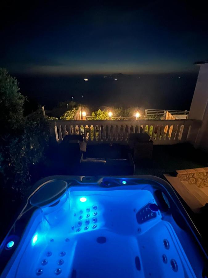 Deluxe Suite Spa Bath