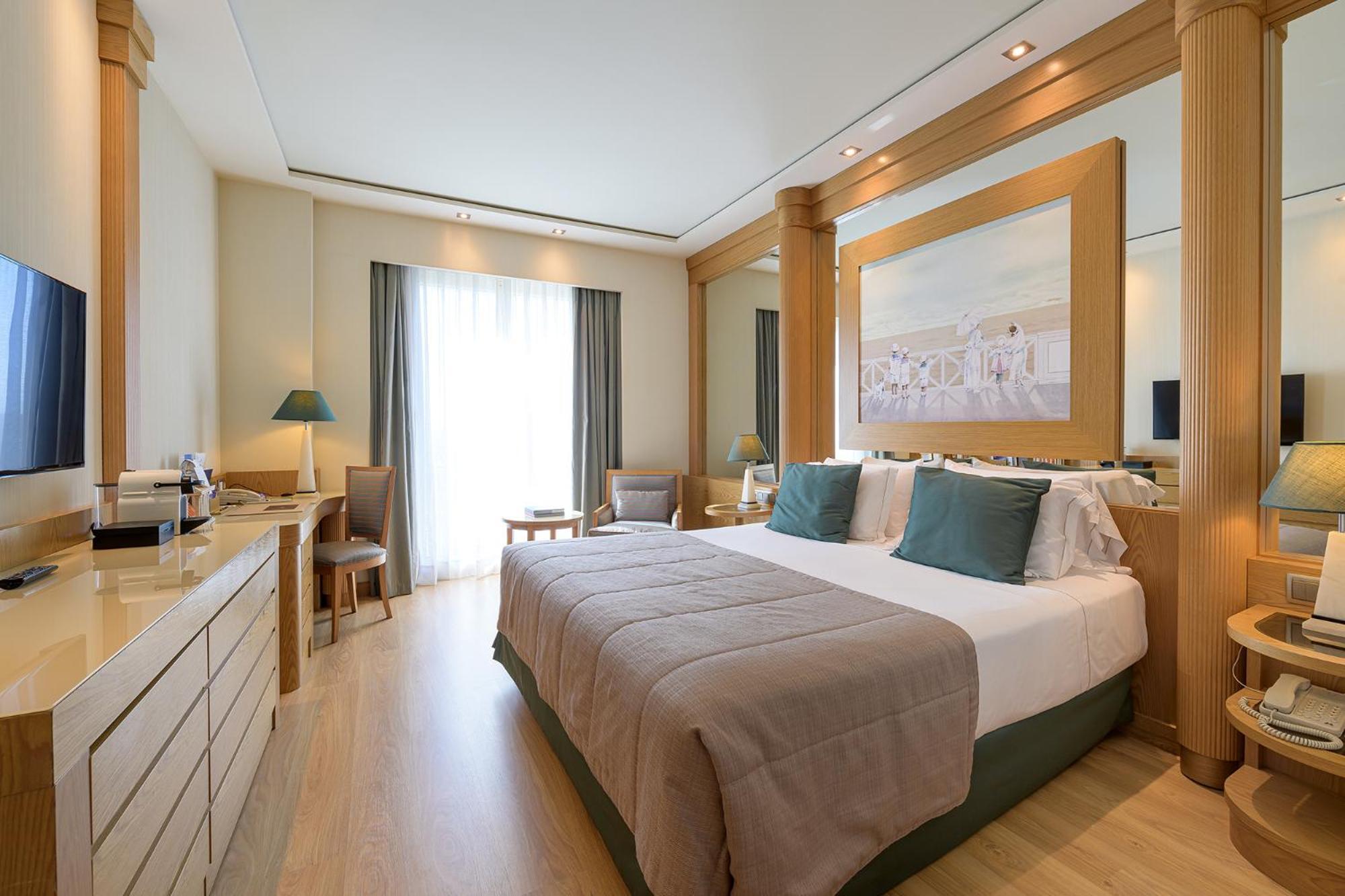 Classic Triple Room with City View