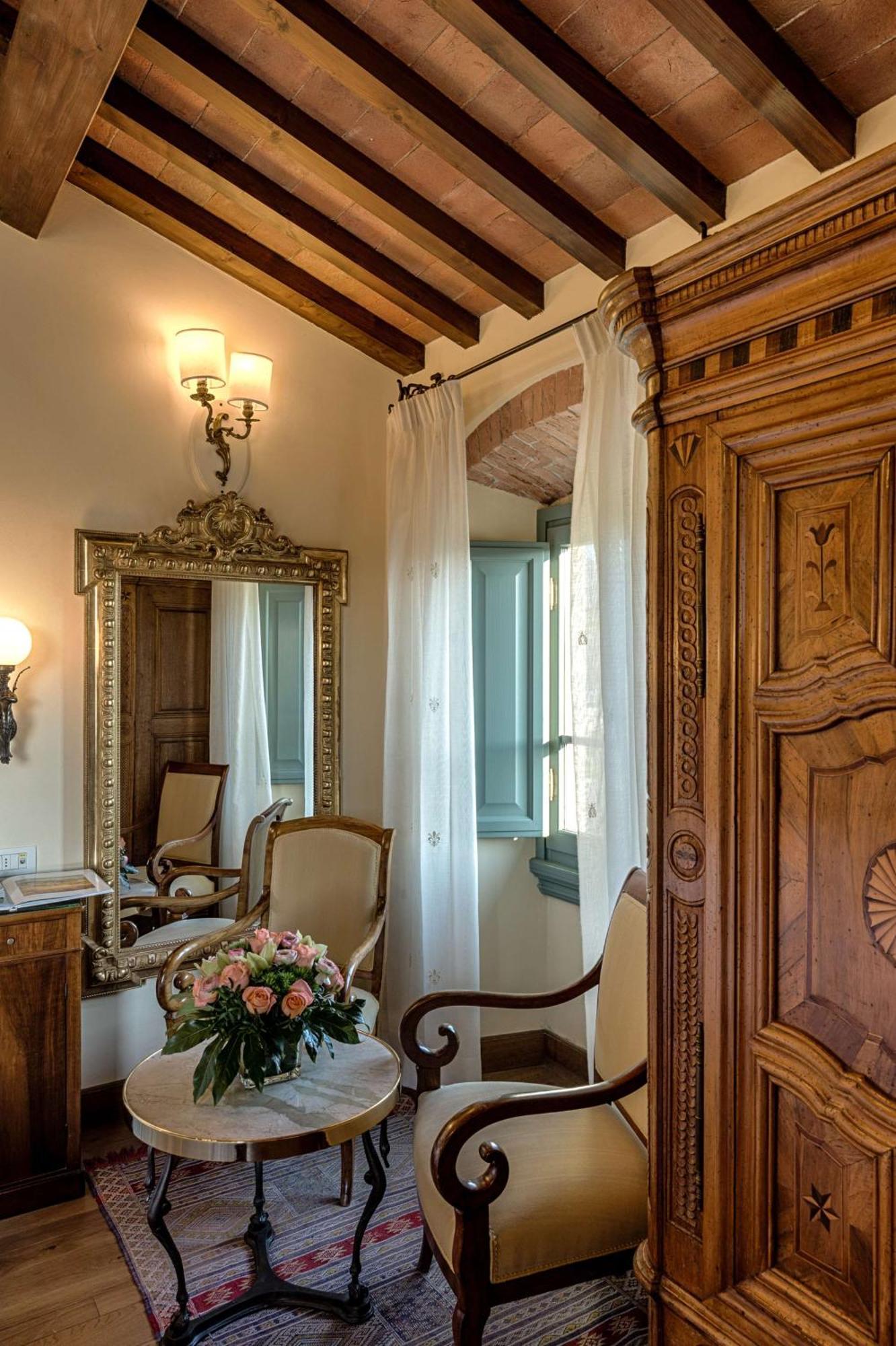 Classic Queen Room Single Bed