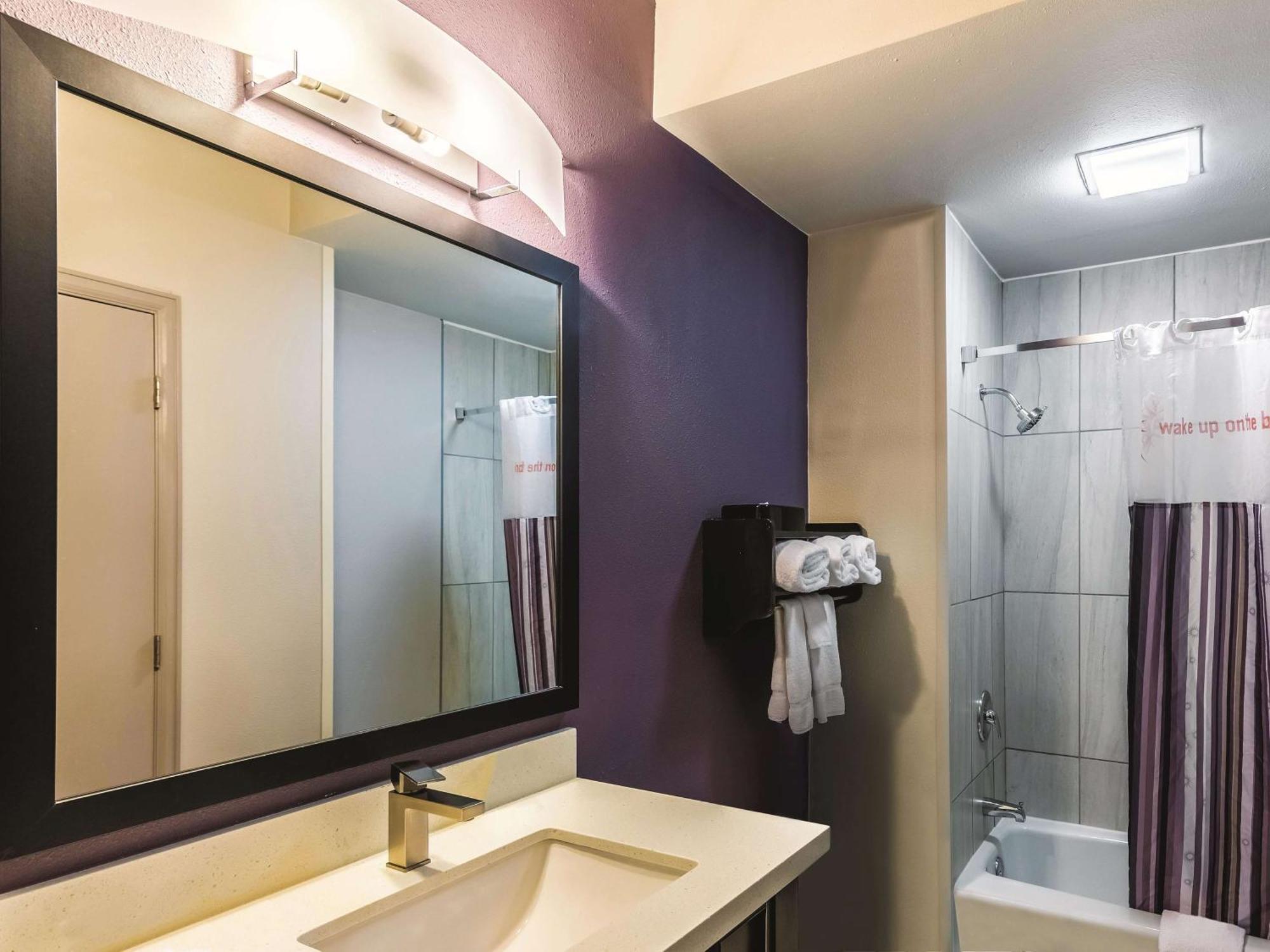 Deluxe King Room - Non-Smoking,1275495742:JPEG