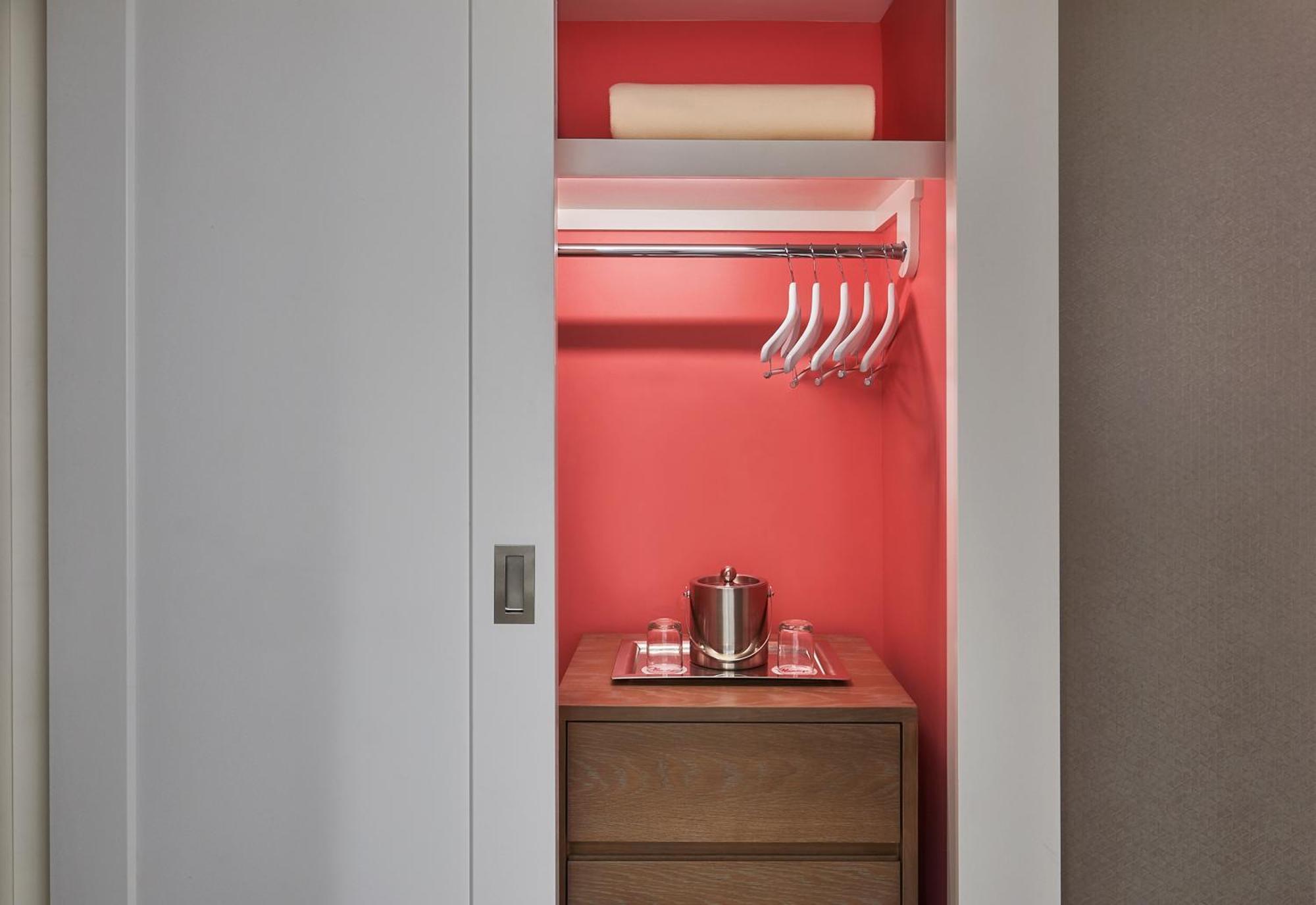 Flamingo Room 2 Queens Non-Smoking