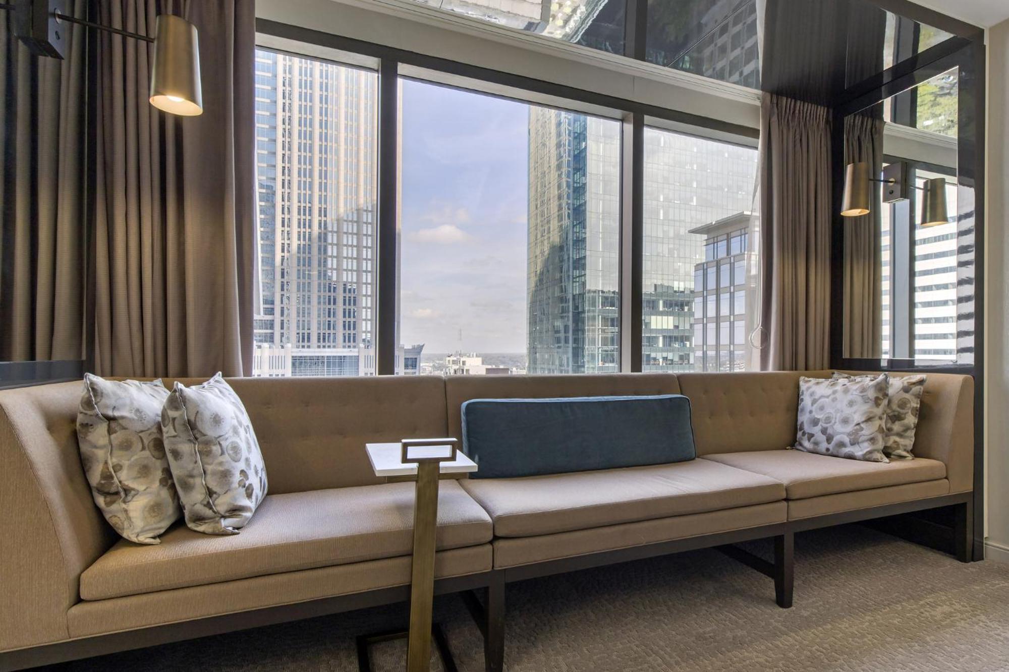 Club Signature Room 1 King Bed