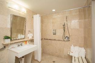 Quarto Duplo com 2 Camas de Casal e Vista Mar Parcial