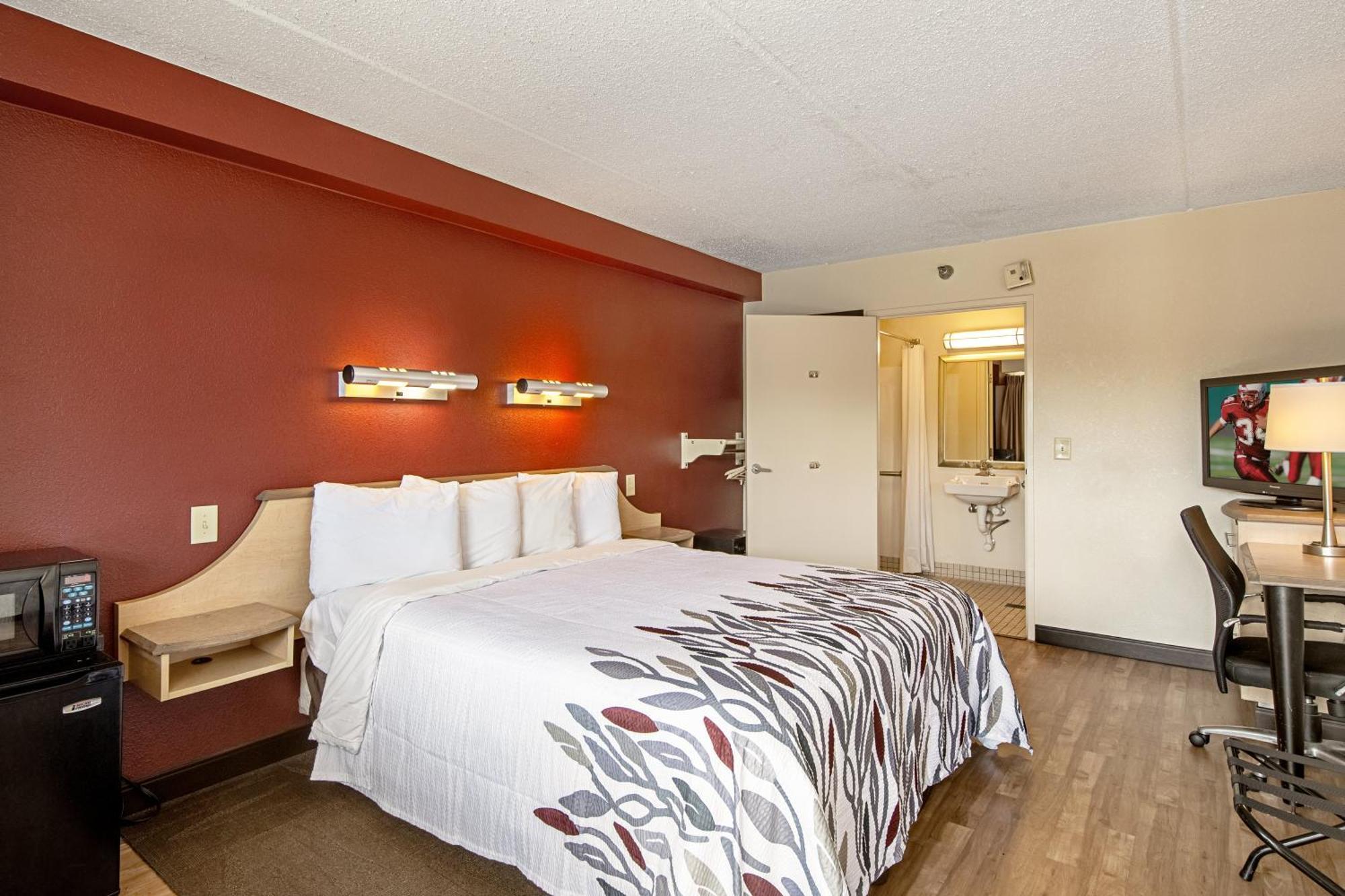 Superior King Room Disability Access Roll-ln Shower Smoke Free,1276744180:JPEG