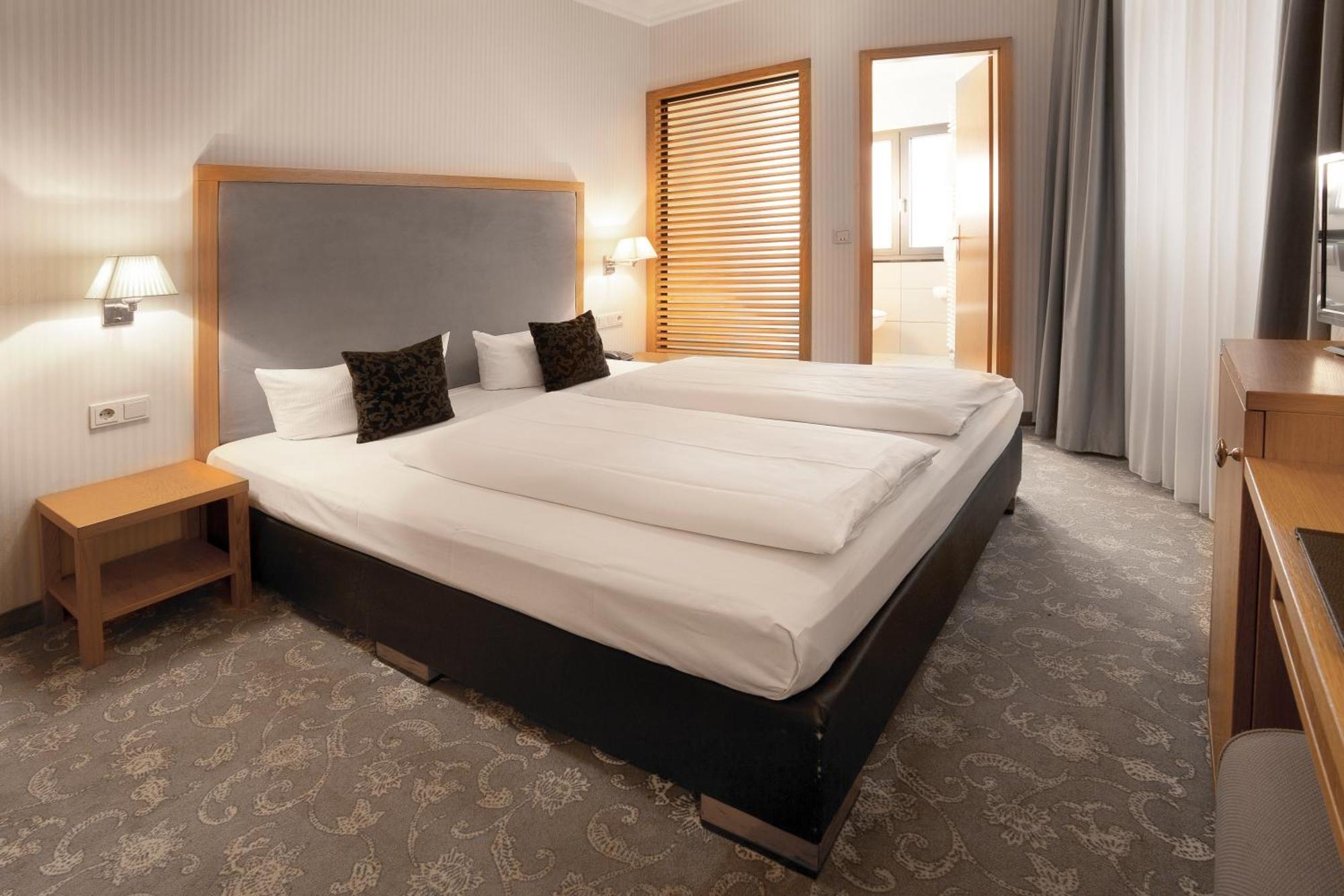 Small Double Room,1276906801:JPEG