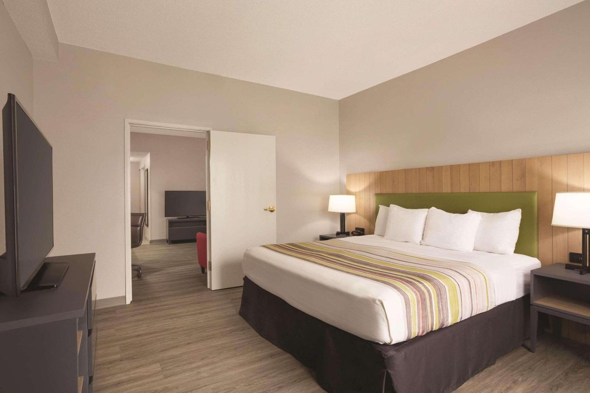 One-Bedroom King Suite Sofa Bed Disability Access or Non-Smoking