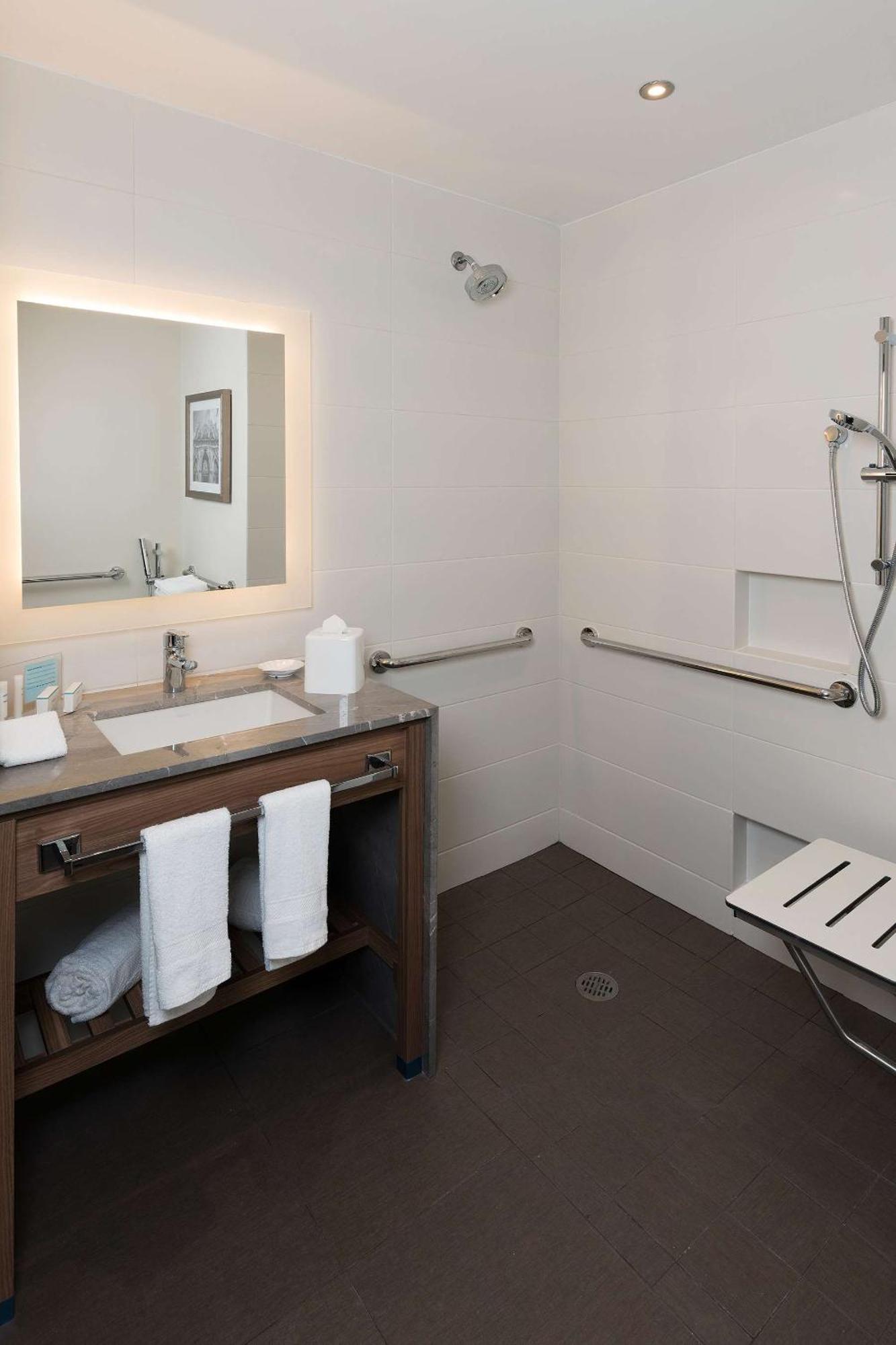 Queen Room with Roll-In Shower - Disability Access/Non-Smoking,1551226924:JPEG