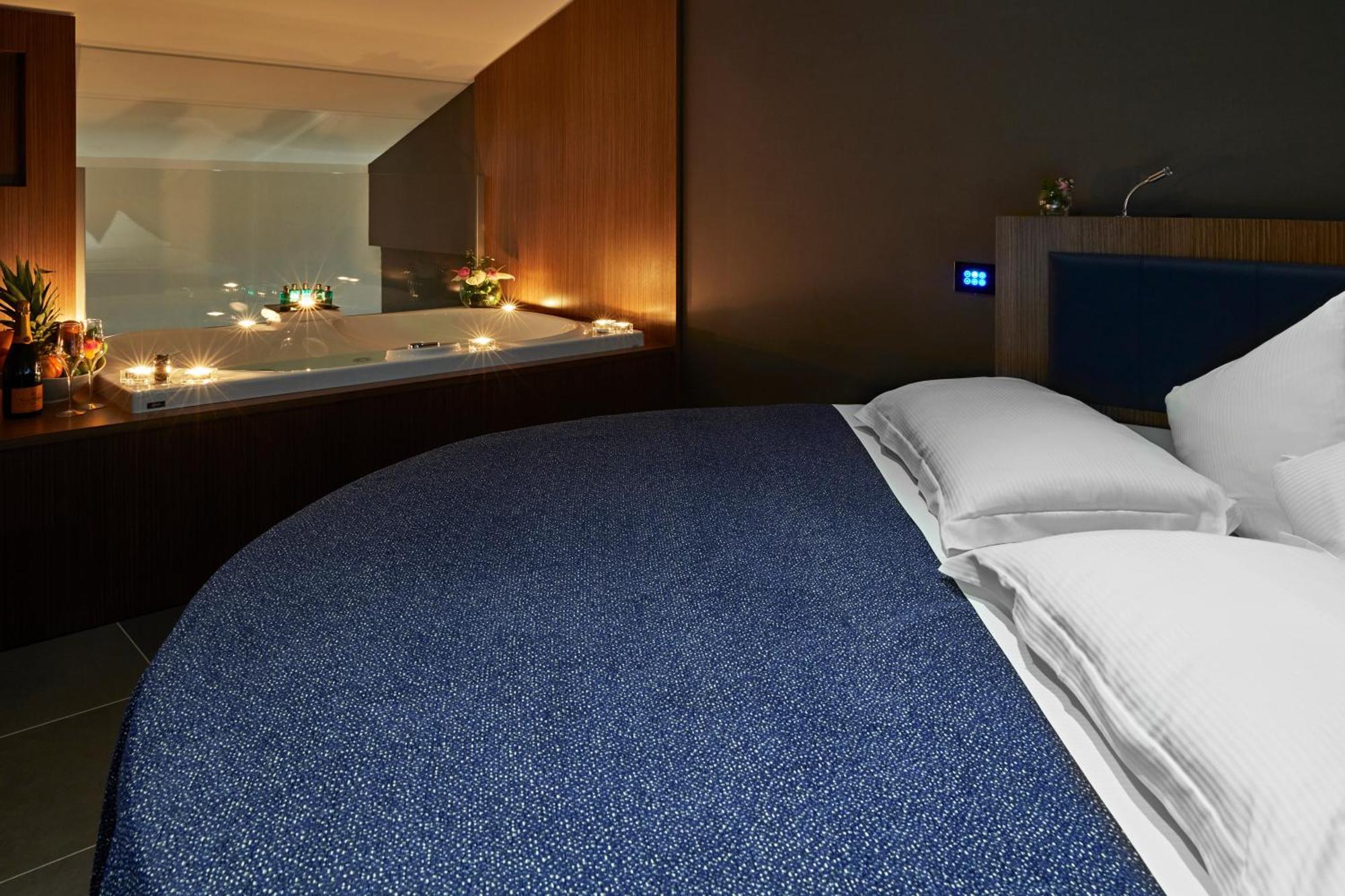 Junior Suite Hot Tub Split Level