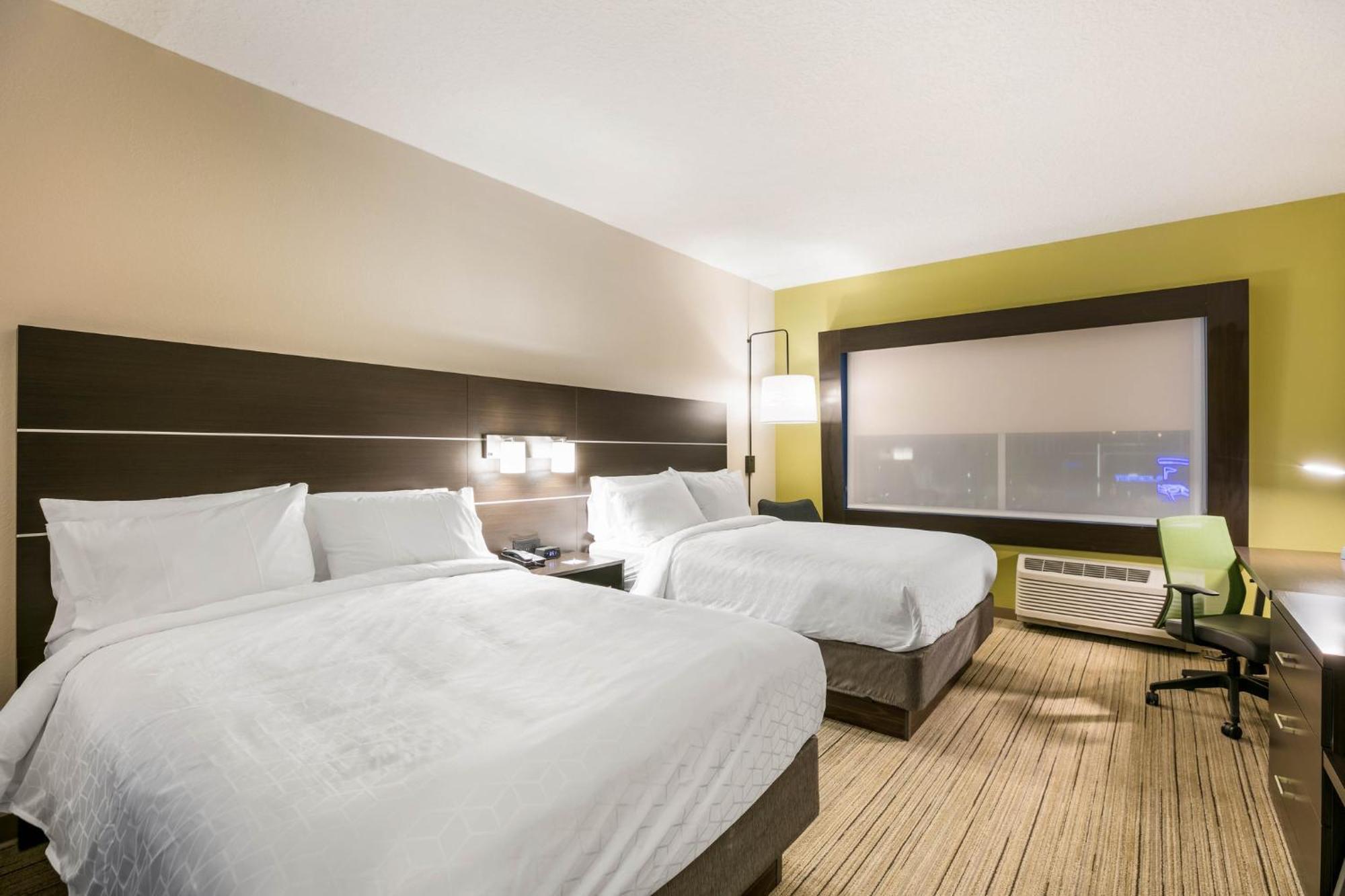 Standard Queen Room with Two Queen Beds,1027628440:JPEG