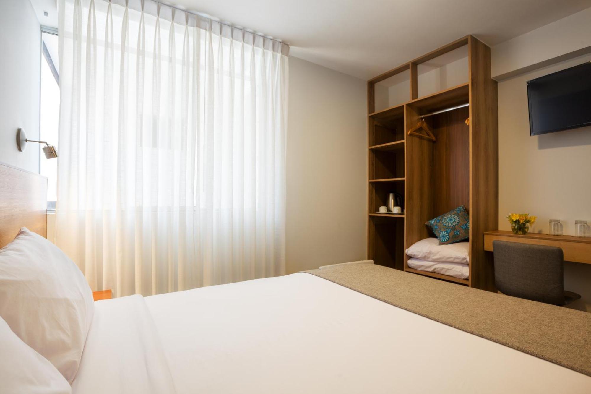 Habitación con cama grande