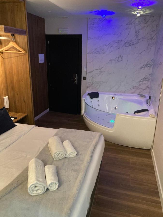 Deluxe Suite Spa Bath