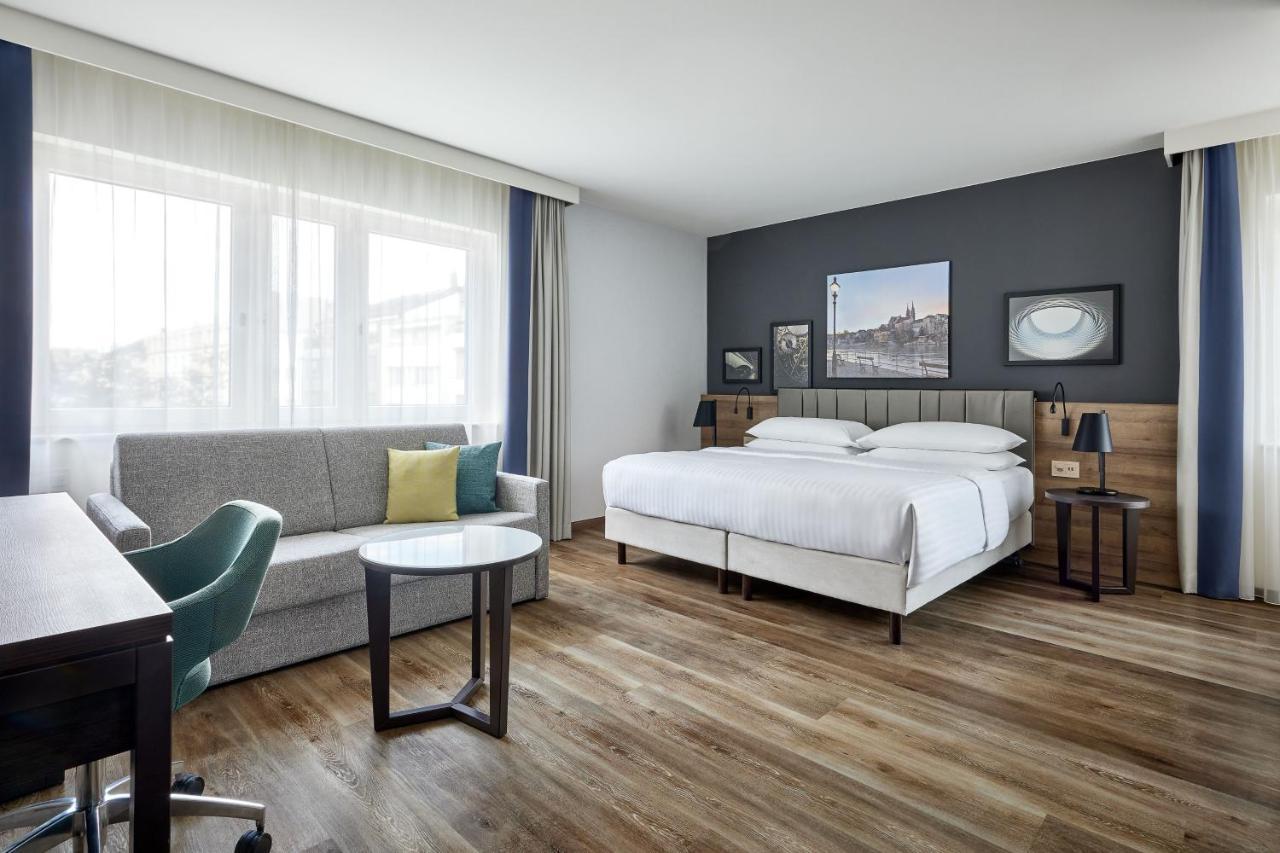 Junior King Suite Club Lounge Access