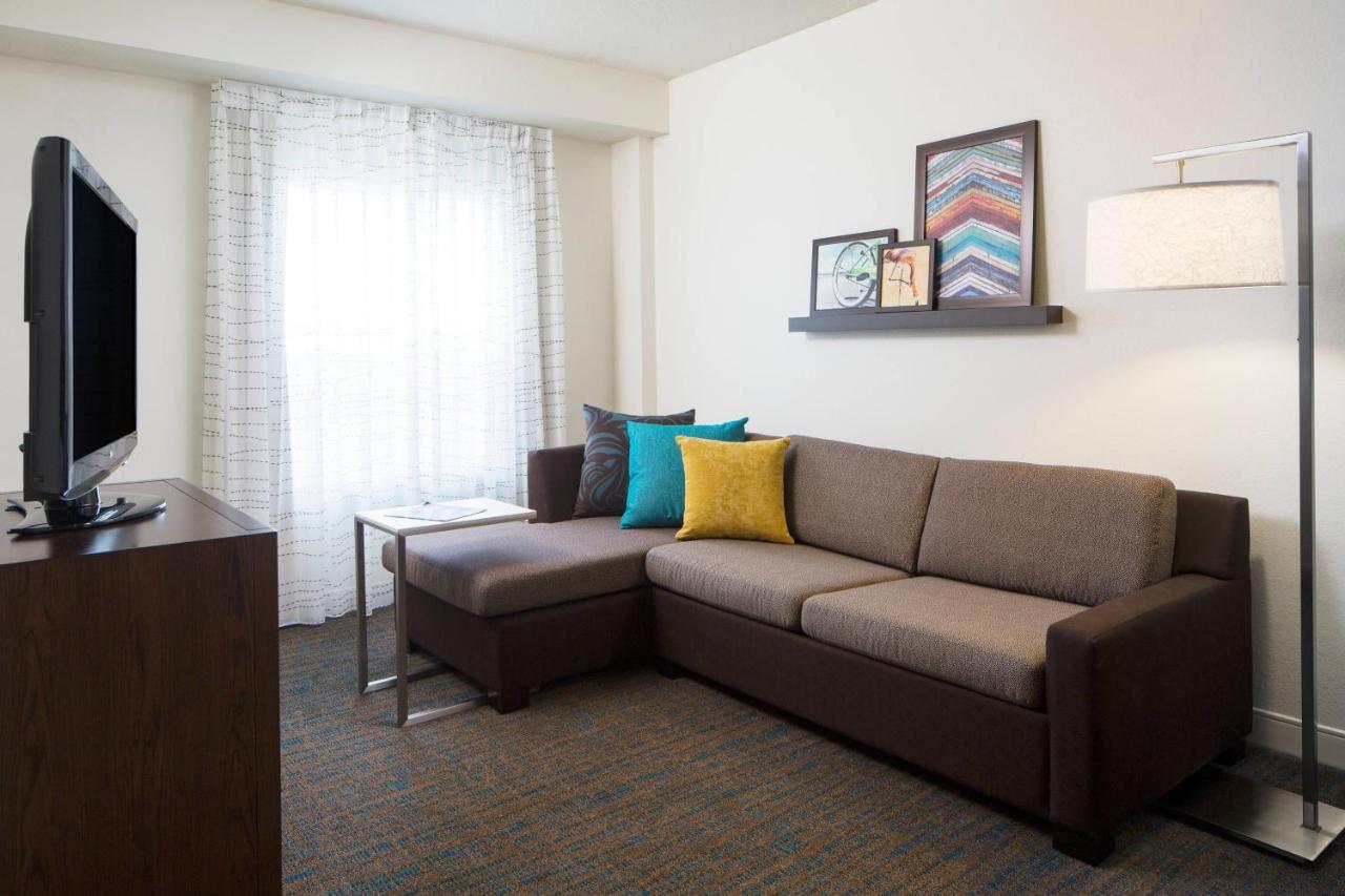 Executive One-Bedroom Queen Suite Sofa Bed,1395465722:JPEG