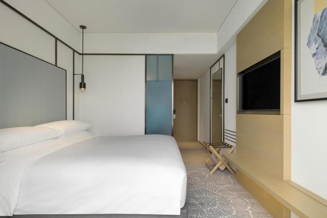 Traditional Ocean View Guest room with 1 King