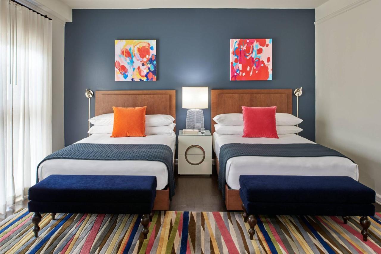 Quarto com 2 Camas de Casal e Vista da Cidade