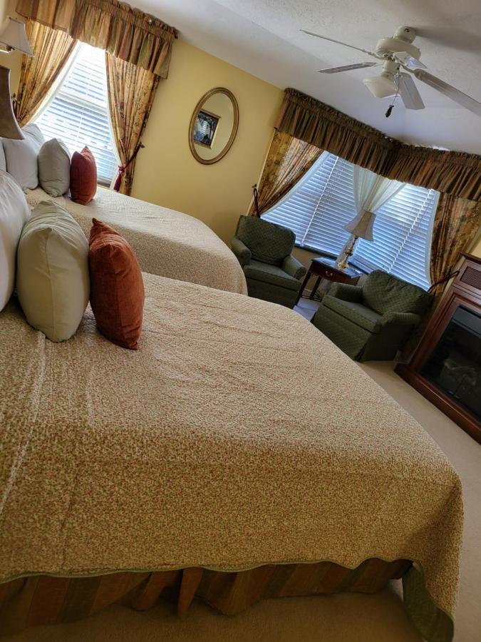 Queen Room Two Queen Beds & Mountain View