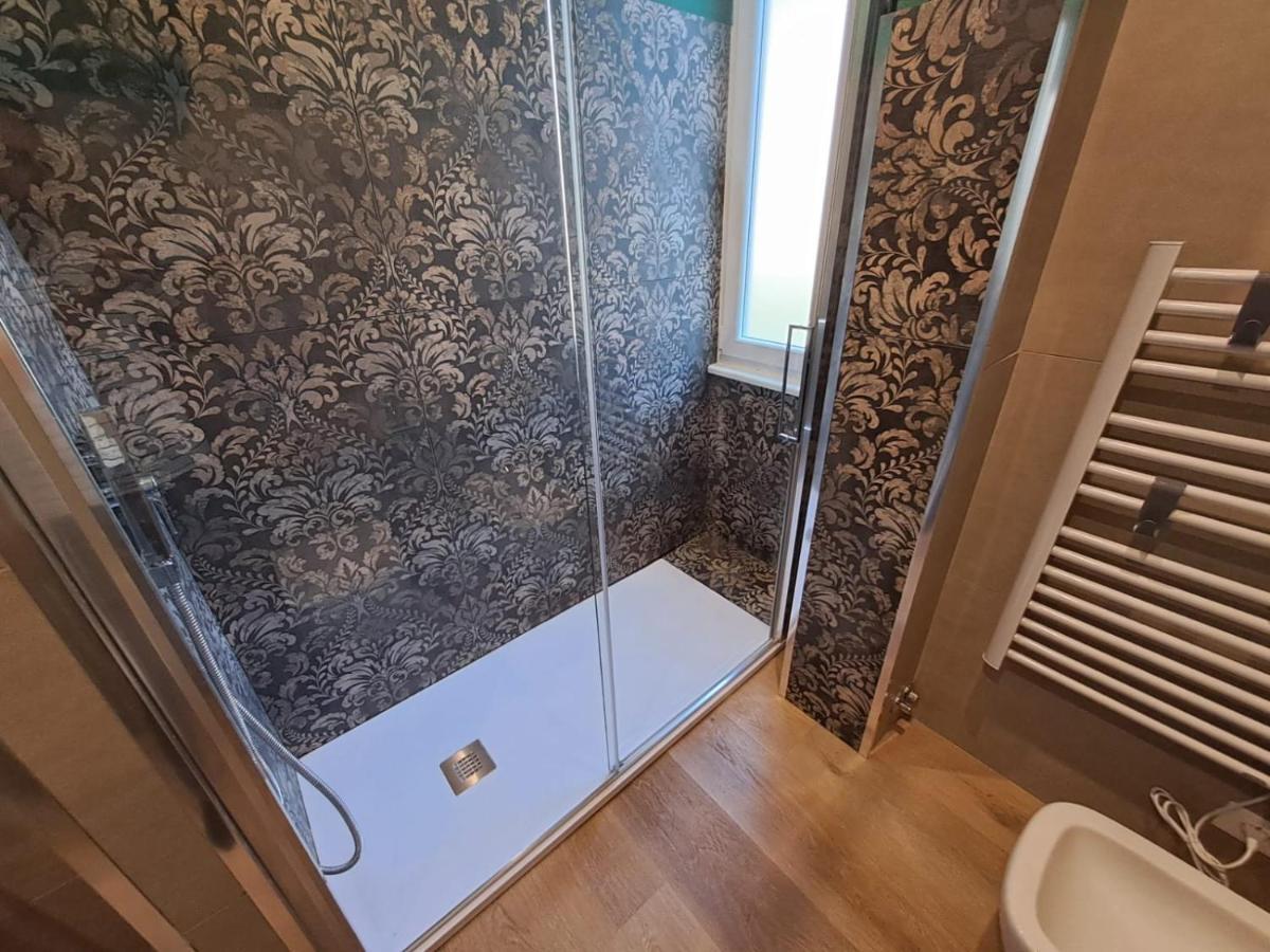 Comfort Triple Room Shower