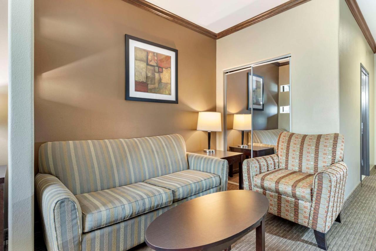 Two-Bedroom King Suite Two King Beds Sofa Bed Non-Smoking,1420880424:JPEG