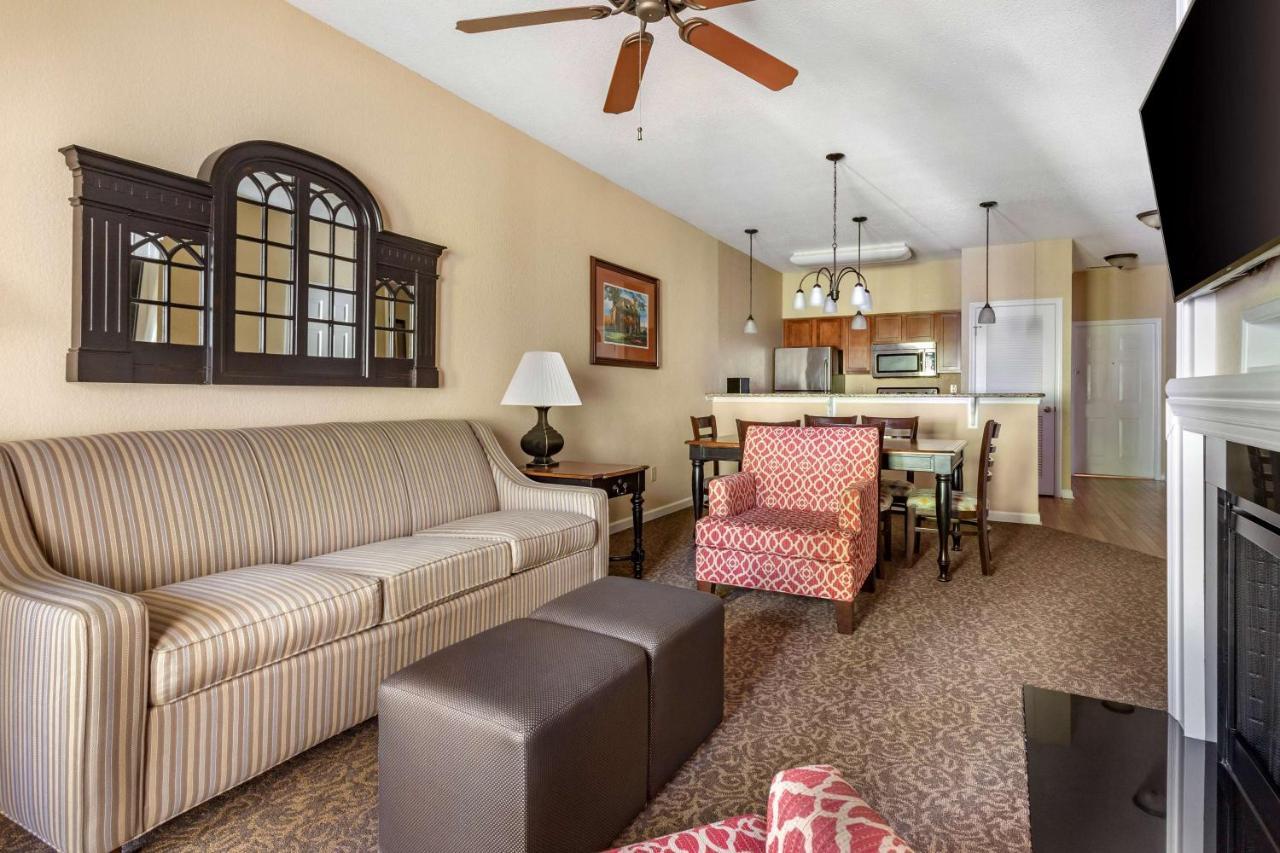 Two-Bedroom Suite with One King Bed, Two Twin Beds and Roll-In Shower