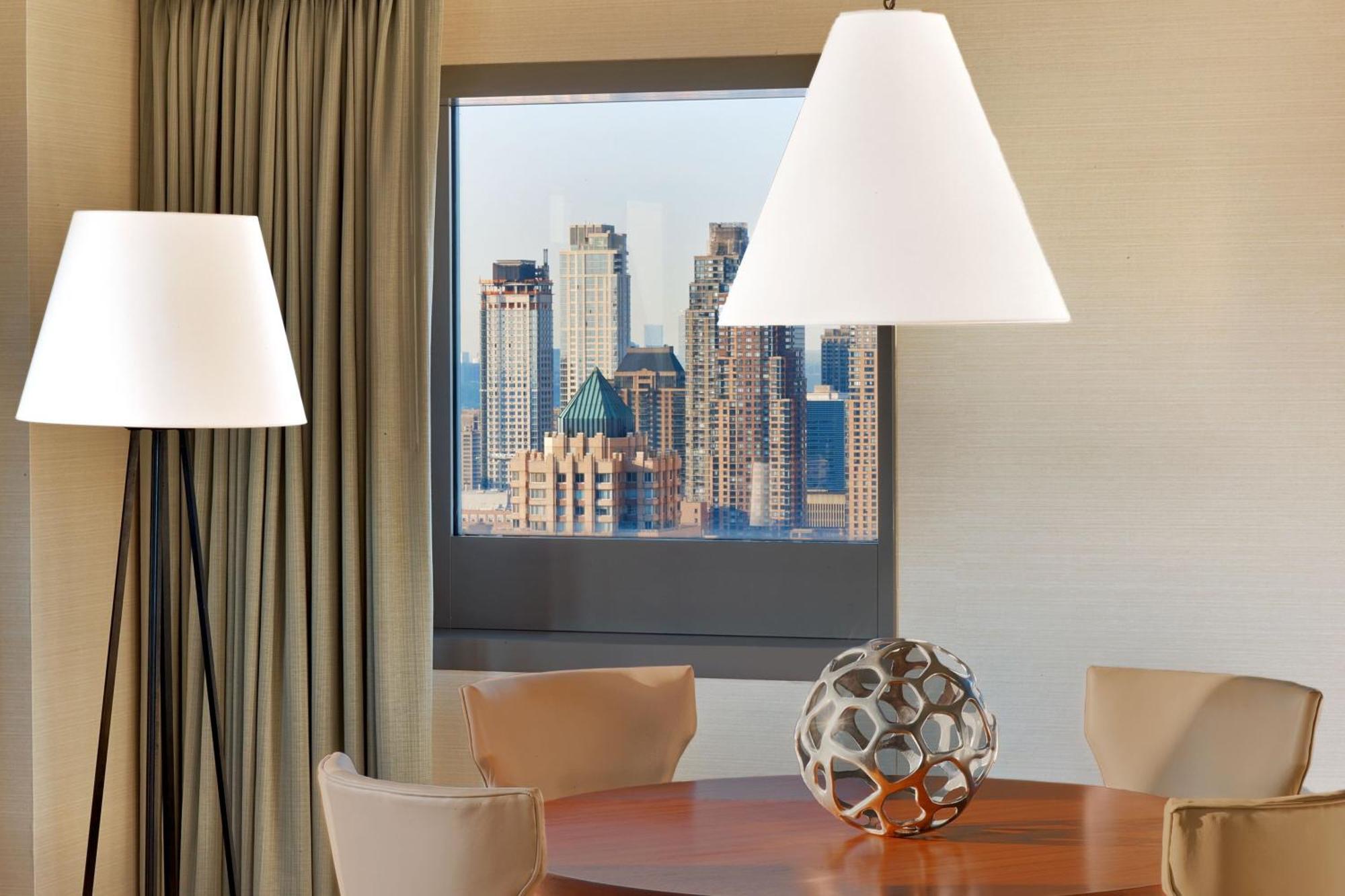 One-Bedroom Suite 1 King Sofa bed Skyline view