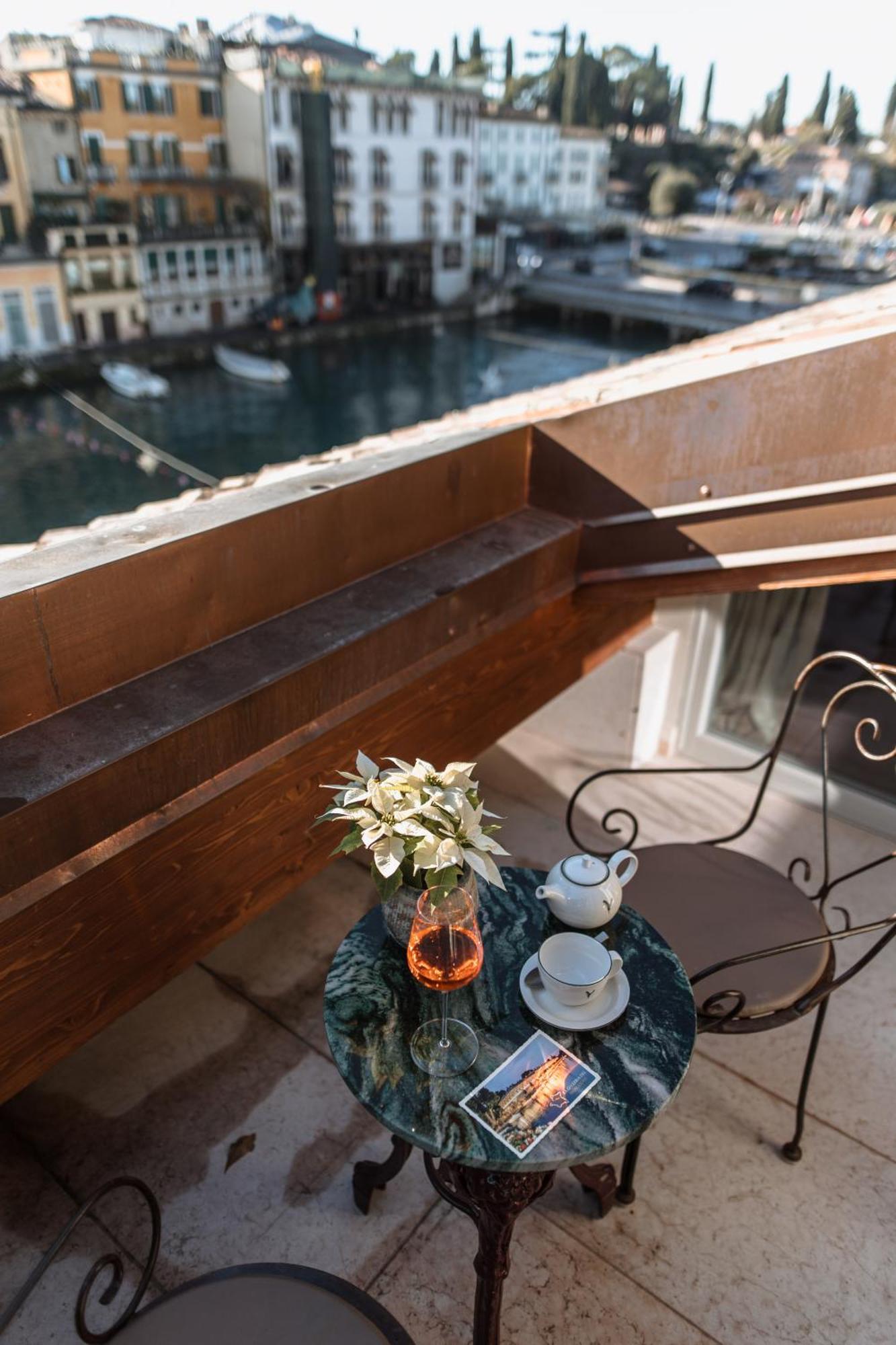 Suite with Lake View,1508095321:JPEG