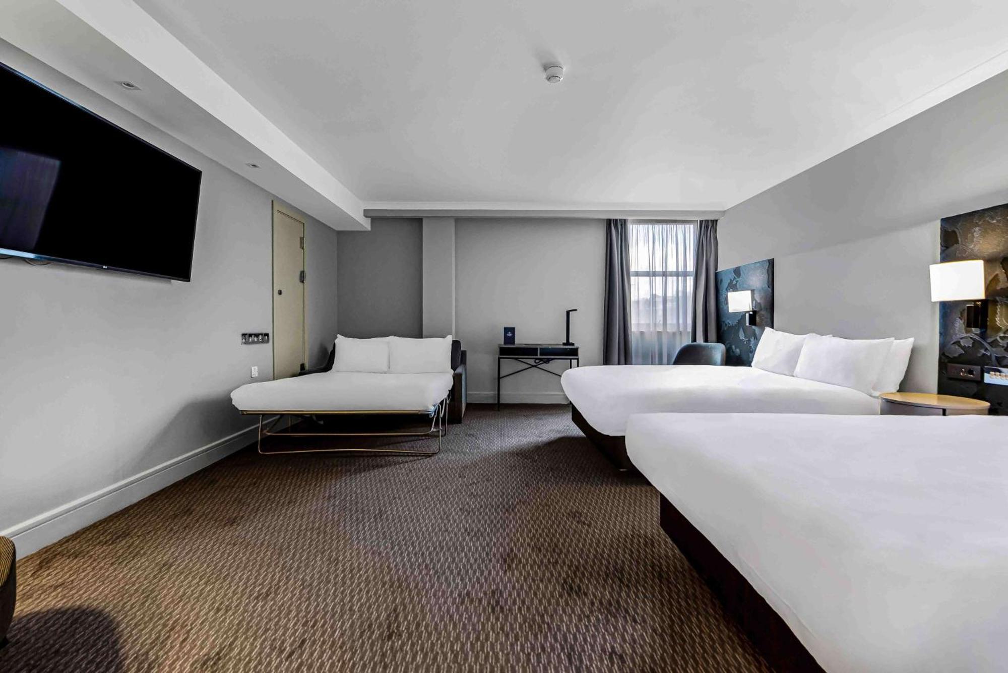 Deluxe Double Room with Three Double Beds,1516364527:JPEG