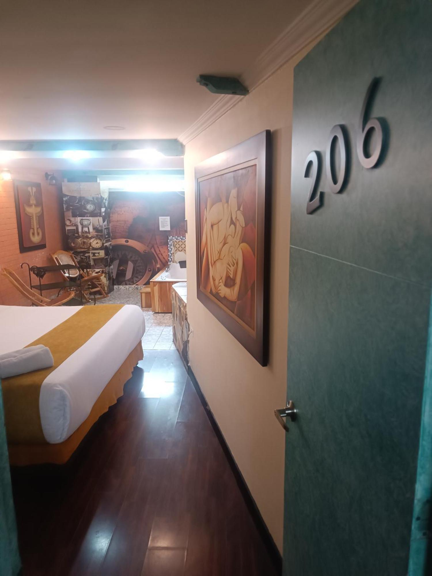 Deluxe Suite Spa Bath