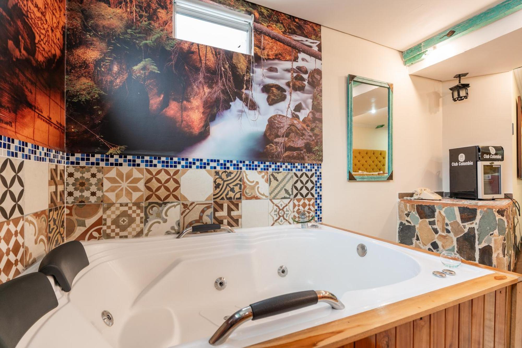 Deluxe Suite Spa Bath