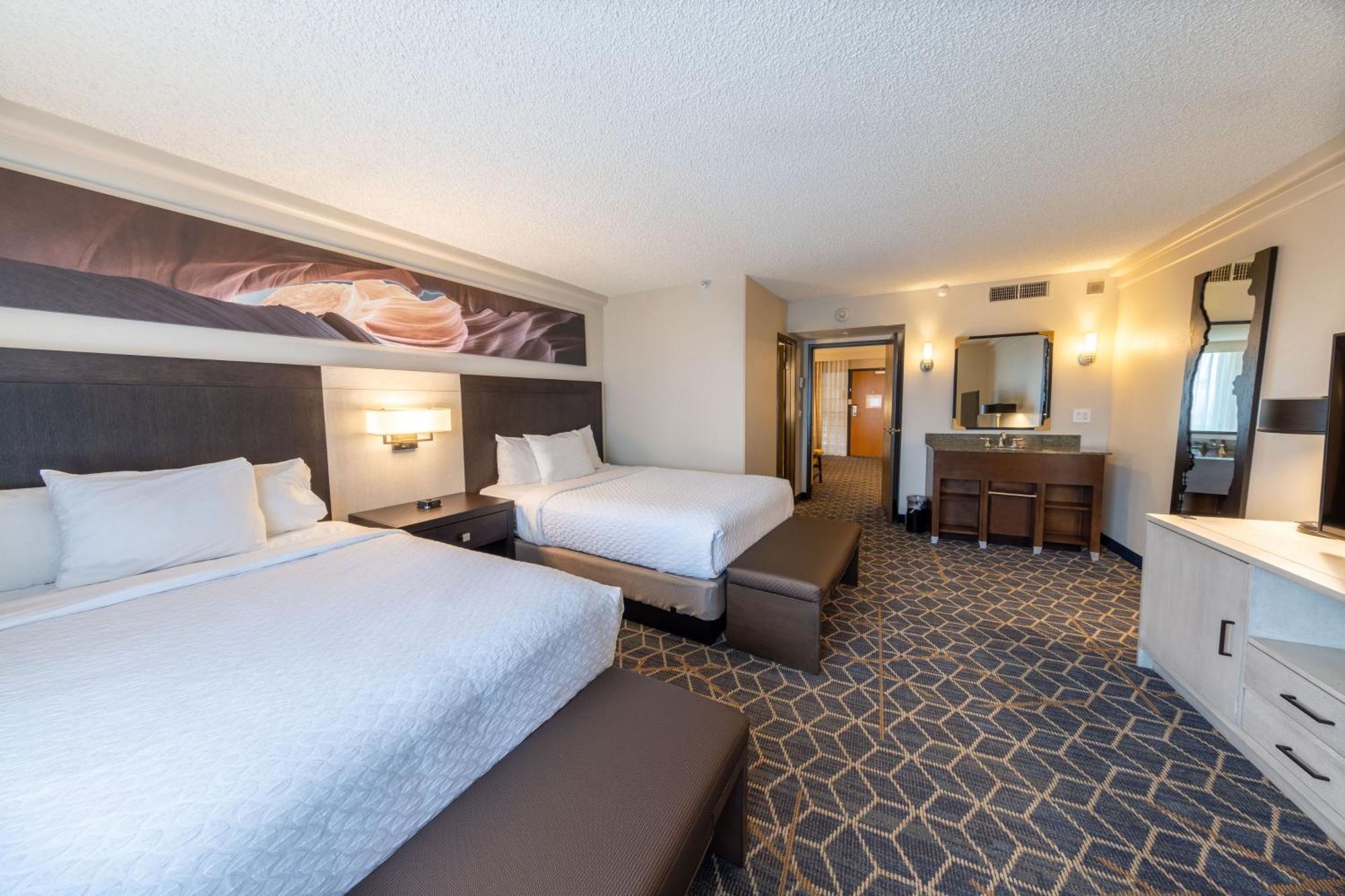 Two-Room Queen Suite Two Queen Beds