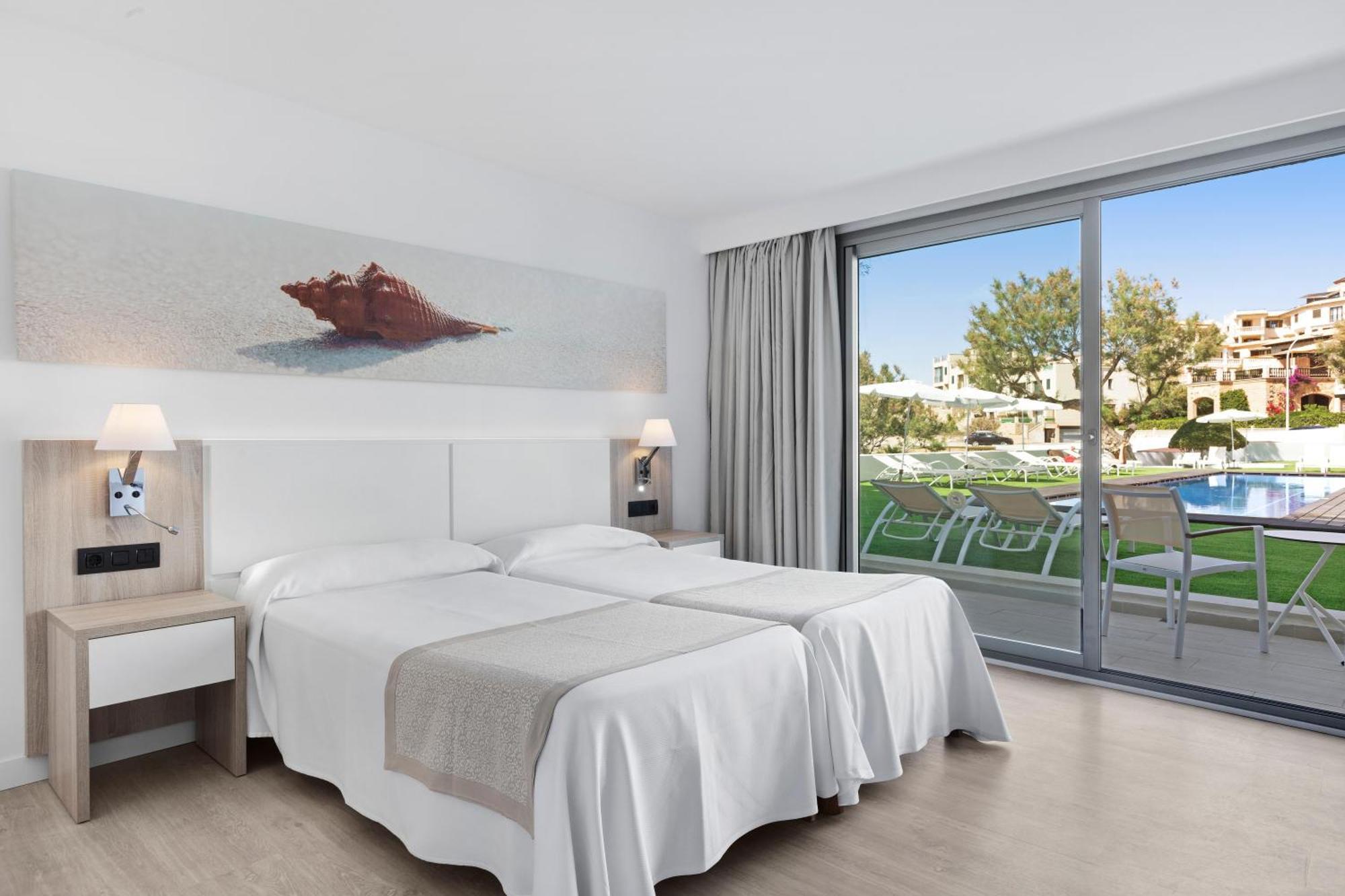 Premium Double Room Direct Pool Access,1528233139:JPEG