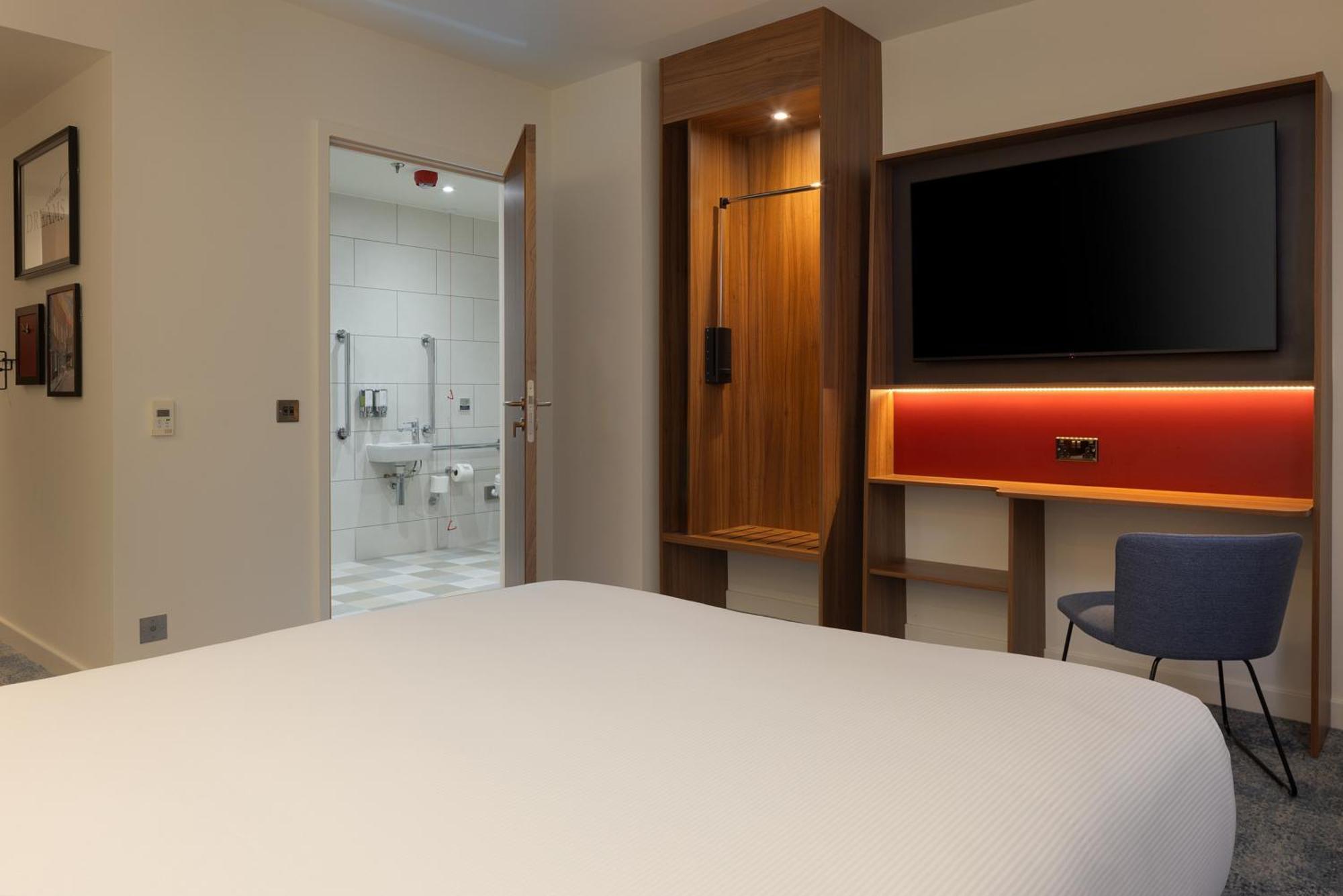 Queen Room Accessible