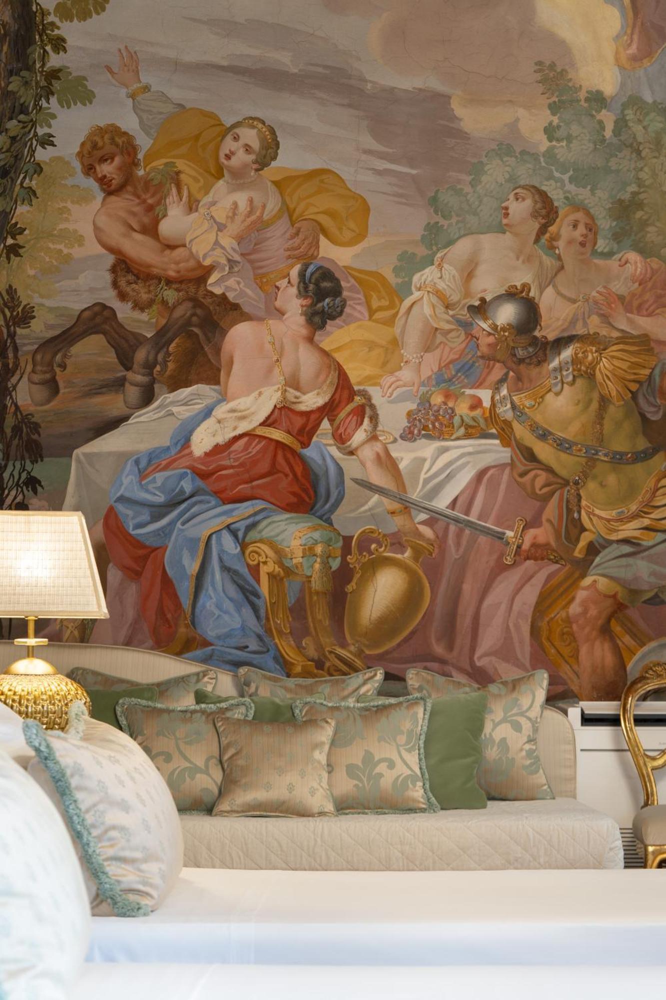 King Suite with Whirlpool,1536400624:JPEG