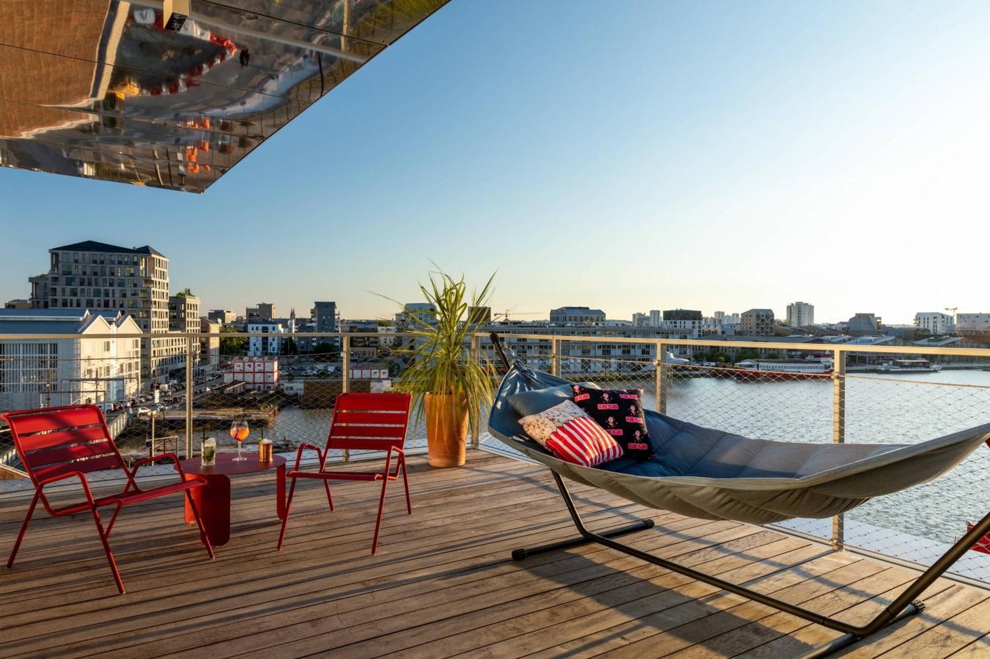 Moxy Harbor Sleeper Rooftoop Terrace Room Harbor View