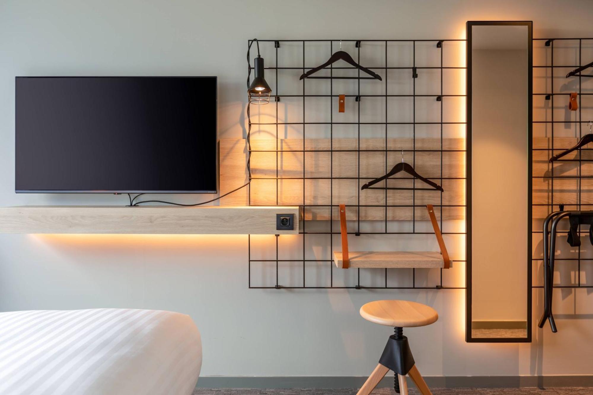 Moxy Sleeper Room Queen bed