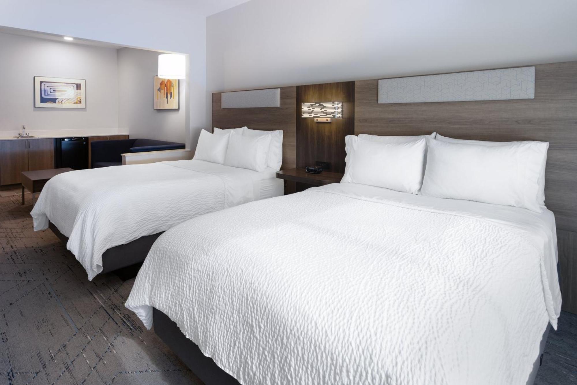 Queen Suite with Two Queen Beds - Communications Accessible