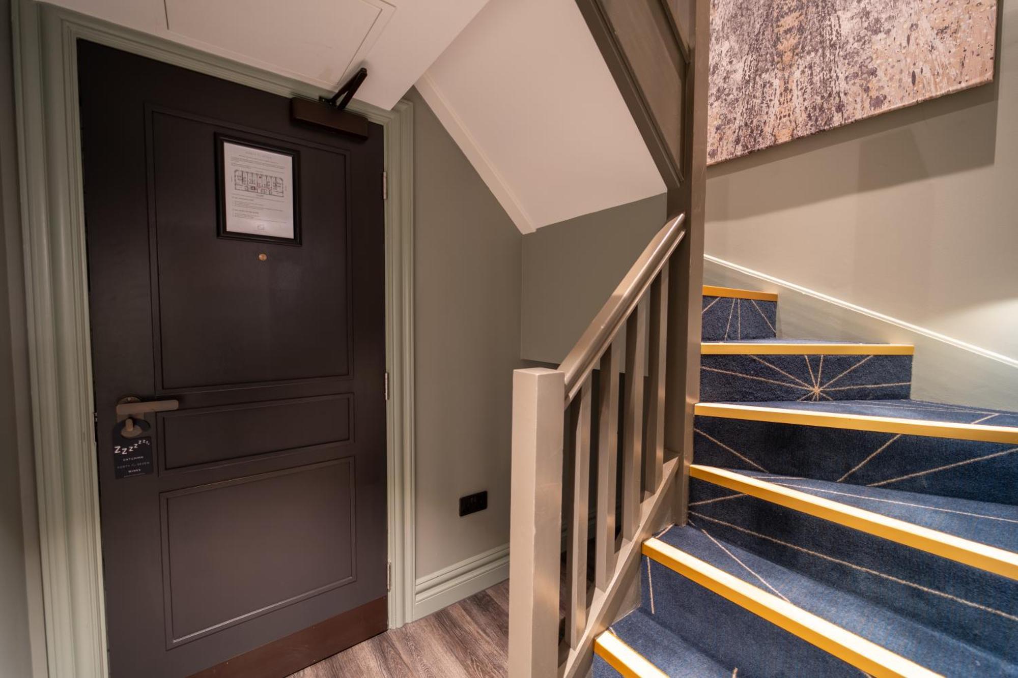 Split Level King Suite with Living Area, Kitchenette and In-Room Bath Tub - Non-Smoking,1539569419:JPEG